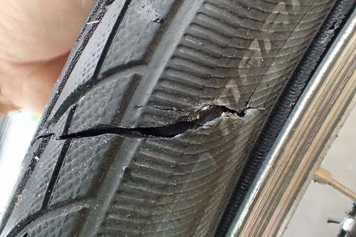 自転車のタイヤサイドが裂ける酷いパンクをした時の応急修理法 からあげ隊長の冒険