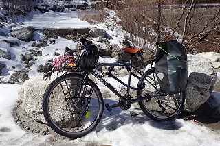 ノーマルタイヤの自転車で雪道を走行する からあげ隊長の冒険
